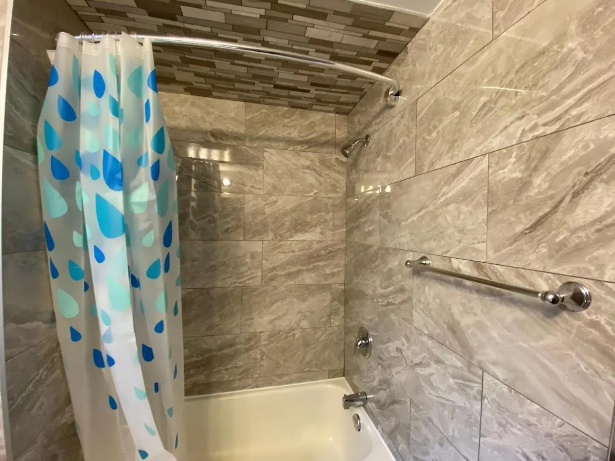 Yonge And Finch Subway !R Spacious & Stylish Prvt Bdr With Shared Bathroom Toronto Homestay